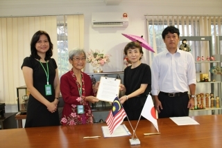Photo centre left to right: SFPA Chairman Ms. Wee Chong Hui, Counsellor Ms. Kako Shiho